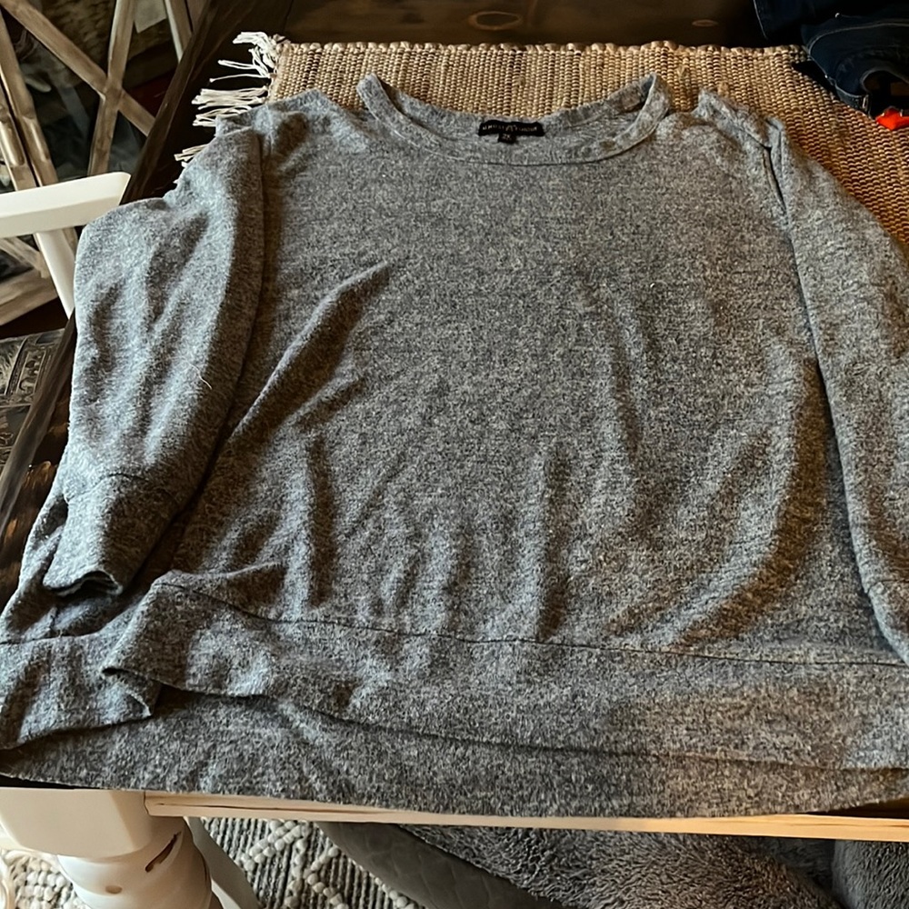Gray 2X sweatshirt.